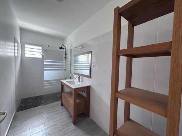 A LOUER MAGNIFIQUE VILLA T5 AVEC PISCINE SUR 1250 M² DE TERRAIN  DANS SECTEUR RESIDENTIEL DE PETIT BOURG