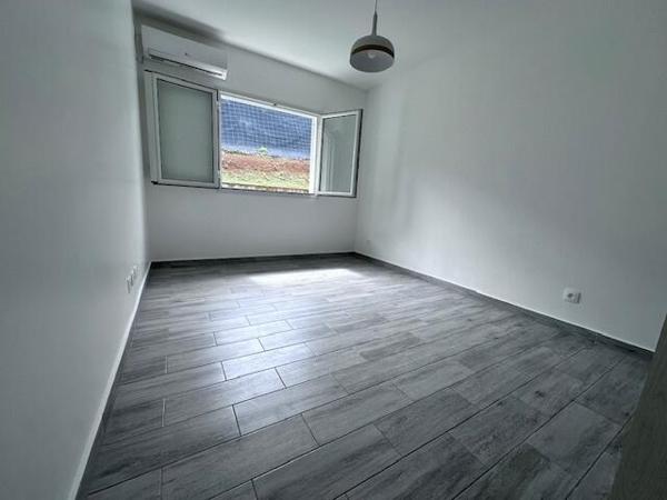 A LOUER MAGNIFIQUE VILLA T5 AVEC PISCINE SUR 1250 M² DE TERRAIN  DANS SECTEUR RESIDENTIEL DE PETIT BOURG