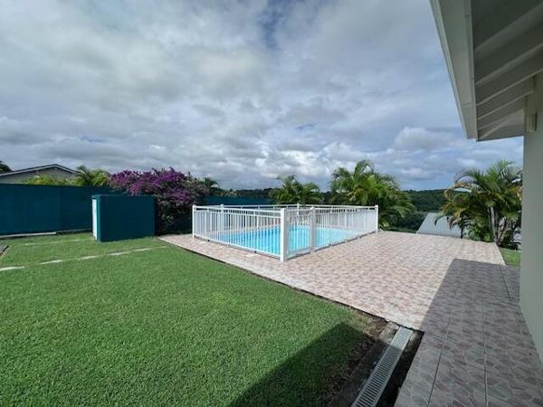 A LOUER MAGNIFIQUE VILLA T5 AVEC PISCINE SUR 1250 M² DE TERRAIN  DANS SECTEUR RESIDENTIEL DE PETIT BOURG