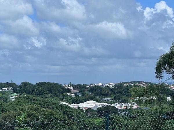 A LOUER MAGNIFIQUE VILLA T5 AVEC PISCINE SUR 1250 M² DE TERRAIN  DANS SECTEUR RESIDENTIEL DE PETIT BOURG