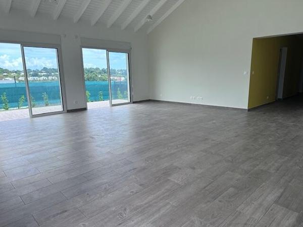 A LOUER MAGNIFIQUE VILLA T5 AVEC PISCINE SUR 1250 M² DE TERRAIN  DANS SECTEUR RESIDENTIEL DE PETIT BOURG