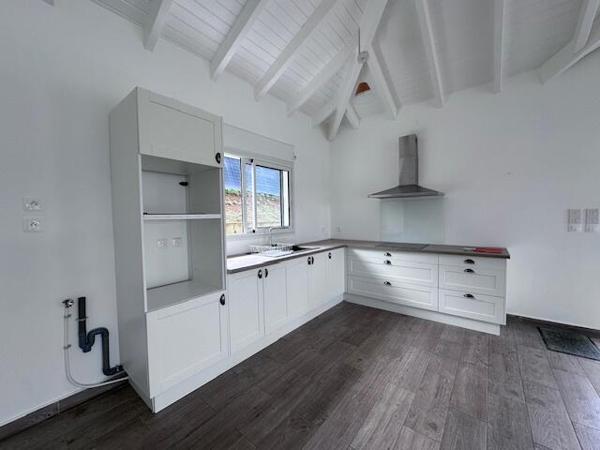 A LOUER MAGNIFIQUE VILLA T5 AVEC PISCINE SUR 1250 M² DE TERRAIN  DANS SECTEUR RESIDENTIEL DE PETIT BOURG