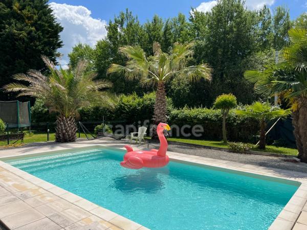 Demeure fin XIXème de 137 m² à fort potentiel avec piscine et parc - Chevanceaux (17)