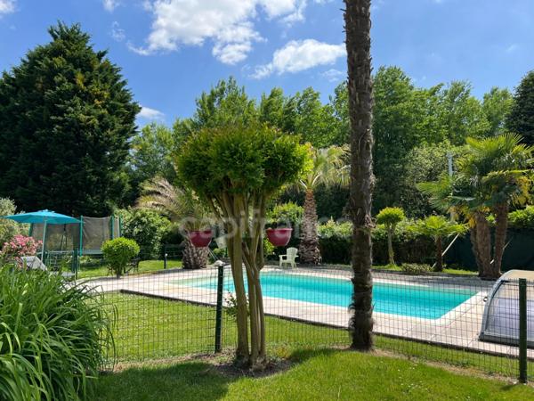 Demeure fin XIXème de 137 m² à fort potentiel avec piscine et parc - Chevanceaux (17)