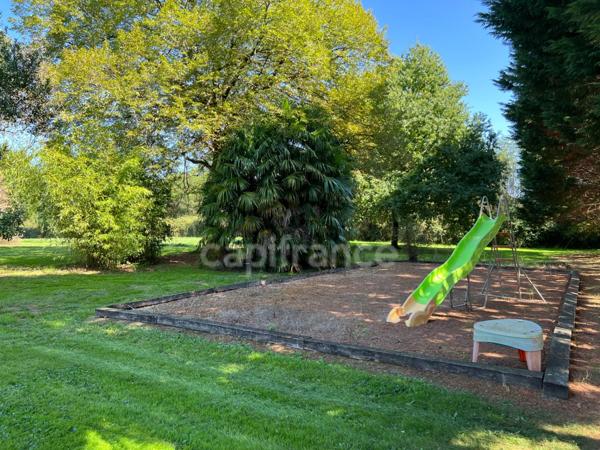 Demeure fin XIXème de 137 m² à fort potentiel avec piscine et parc - Chevanceaux (17)