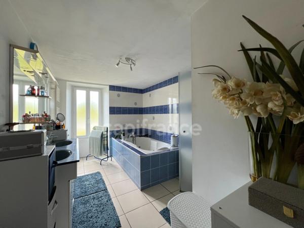 Demeure fin XIXème de 137 m² à fort potentiel avec piscine et parc - Chevanceaux (17)