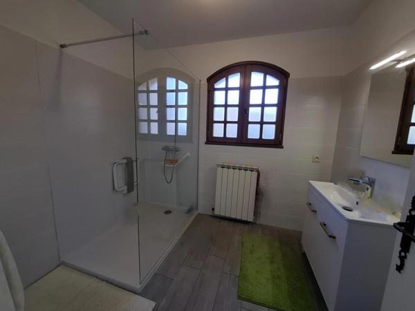 Maison à vendre - 168 m² habitable - 4 chambres - LES MARTRES DE VEYRE (63730) - 365 000 euros