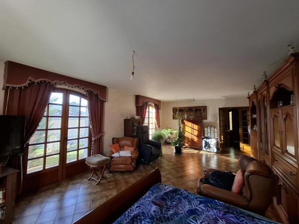 Maison à vendre - 168 m² habitable - 4 chambres - LES MARTRES DE VEYRE (63730) - 365 000 euros