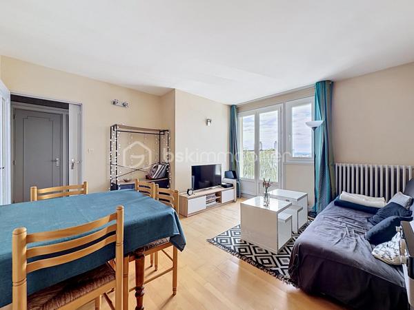 OFFRE D'ACHAT ACCEPTEE
Découvrez cet appartement plein de charme à proximité du CAMPUS 1 de Caen, idéal pour une vie urbaine calme et agréable. Sa localisation parfaite vous offre un accès direct aux commodités, tout en profitant d'une vue dégagée et d'une orientation sud baignée de soleil.

Au dernier étage (4/4) d'une copropriété bien entretenue, cet appartement de 52,53 m² propose 3 pièces, dont 2 chambres confortables. L'intérieur bien agencé, doté d'un séjour accueillant, comprend une salle d'eau moderne, un WC séparé, et une cave pratique. La menuiserie de qualité avec double vitrage assure une isolation parfaite.

Profitez de l'environnement calme sans vis-à-vis, avec un accès facile aux transports en commun (stations COPERNIC, lignes T1, T2) et commerces locaux. Une place de parking complète ce bien rare sur le marché. Un accès sécurisé grâce au digicode.

Copropriété avec 200 lots, charges annuelles de 1800 €. Taxe foncière: 958 €. Mandataire ERIC TIRMAN. Possibilité de vente rapide, à visiter sans tarder !