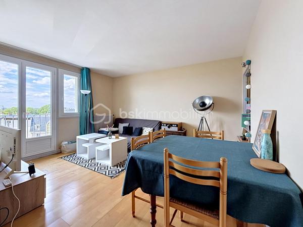 OFFRE D'ACHAT ACCEPTEE
Découvrez cet appartement plein de charme à proximité du CAMPUS 1 de Caen, idéal pour une vie urbaine calme et agréable. Sa localisation parfaite vous offre un accès direct aux commodités, tout en profitant d'une vue dégagée et d'une orientation sud baignée de soleil.

Au dernier étage (4/4) d'une copropriété bien entretenue, cet appartement de 52,53 m² propose 3 pièces, dont 2 chambres confortables. L'intérieur bien agencé, doté d'un séjour accueillant, comprend une salle d'eau moderne, un WC séparé, et une cave pratique. La menuiserie de qualité avec double vitrage assure une isolation parfaite.

Profitez de l'environnement calme sans vis-à-vis, avec un accès facile aux transports en commun (stations COPERNIC, lignes T1, T2) et commerces locaux. Une place de parking complète ce bien rare sur le marché. Un accès sécurisé grâce au digicode.

Copropriété avec 200 lots, charges annuelles de 1800 €. Taxe foncière: 958 €. Mandataire ERIC TIRMAN. Possibilité de vente rapide, à visiter sans tarder !
