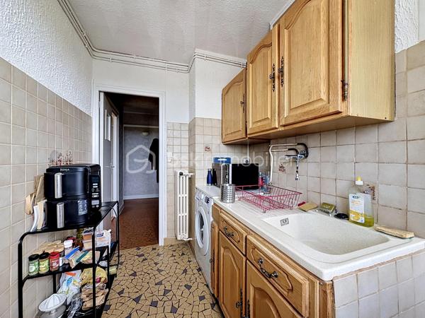 OFFRE D'ACHAT ACCEPTEE
Découvrez cet appartement plein de charme à proximité du CAMPUS 1 de Caen, idéal pour une vie urbaine calme et agréable. Sa localisation parfaite vous offre un accès direct aux commodités, tout en profitant d'une vue dégagée et d'une orientation sud baignée de soleil.

Au dernier étage (4/4) d'une copropriété bien entretenue, cet appartement de 52,53 m² propose 3 pièces, dont 2 chambres confortables. L'intérieur bien agencé, doté d'un séjour accueillant, comprend une salle d'eau moderne, un WC séparé, et une cave pratique. La menuiserie de qualité avec double vitrage assure une isolation parfaite.

Profitez de l'environnement calme sans vis-à-vis, avec un accès facile aux transports en commun (stations COPERNIC, lignes T1, T2) et commerces locaux. Une place de parking complète ce bien rare sur le marché. Un accès sécurisé grâce au digicode.

Copropriété avec 200 lots, charges annuelles de 1800 €. Taxe foncière: 958 €. Mandataire ERIC TIRMAN. Possibilité de vente rapide, à visiter sans tarder !