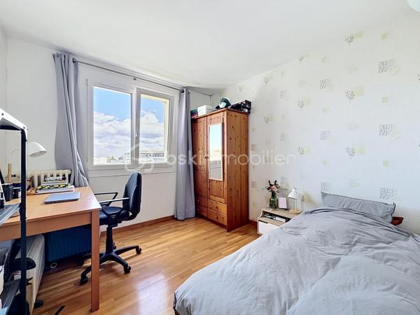 OFFRE D'ACHAT ACCEPTEE
Découvrez cet appartement plein de charme à proximité du CAMPUS 1 de Caen, idéal pour une vie urbaine calme et agréable. Sa localisation parfaite vous offre un accès direct aux commodités, tout en profitant d'une vue dégagée et d'une orientation sud baignée de soleil.

Au dernier étage (4/4) d'une copropriété bien entretenue, cet appartement de 52,53 m² propose 3 pièces, dont 2 chambres confortables. L'intérieur bien agencé, doté d'un séjour accueillant, comprend une salle d'eau moderne, un WC séparé, et une cave pratique. La menuiserie de qualité avec double vitrage assure une isolation parfaite.

Profitez de l'environnement calme sans vis-à-vis, avec un accès facile aux transports en commun (stations COPERNIC, lignes T1, T2) et commerces locaux. Une place de parking complète ce bien rare sur le marché. Un accès sécurisé grâce au digicode.

Copropriété avec 200 lots, charges annuelles de 1800 €. Taxe foncière: 958 €. Mandataire ERIC TIRMAN. Possibilité de vente rapide, à visiter sans tarder !