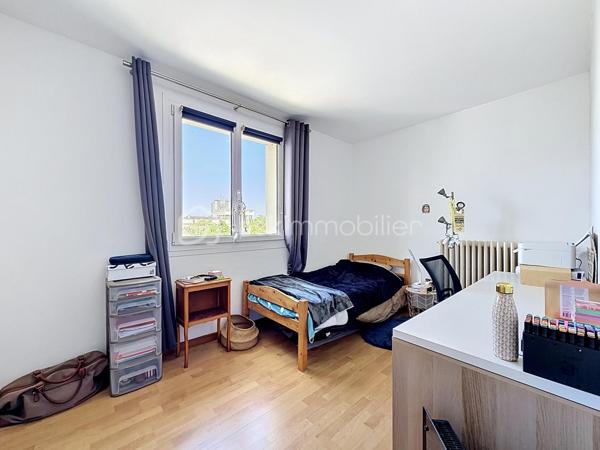 OFFRE D'ACHAT ACCEPTEE
Découvrez cet appartement plein de charme à proximité du CAMPUS 1 de Caen, idéal pour une vie urbaine calme et agréable. Sa localisation parfaite vous offre un accès direct aux commodités, tout en profitant d'une vue dégagée et d'une orientation sud baignée de soleil.

Au dernier étage (4/4) d'une copropriété bien entretenue, cet appartement de 52,53 m² propose 3 pièces, dont 2 chambres confortables. L'intérieur bien agencé, doté d'un séjour accueillant, comprend une salle d'eau moderne, un WC séparé, et une cave pratique. La menuiserie de qualité avec double vitrage assure une isolation parfaite.

Profitez de l'environnement calme sans vis-à-vis, avec un accès facile aux transports en commun (stations COPERNIC, lignes T1, T2) et commerces locaux. Une place de parking complète ce bien rare sur le marché. Un accès sécurisé grâce au digicode.

Copropriété avec 200 lots, charges annuelles de 1800 €. Taxe foncière: 958 €. Mandataire ERIC TIRMAN. Possibilité de vente rapide, à visiter sans tarder !
