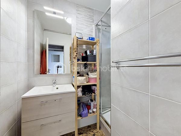 OFFRE D'ACHAT ACCEPTEE
Découvrez cet appartement plein de charme à proximité du CAMPUS 1 de Caen, idéal pour une vie urbaine calme et agréable. Sa localisation parfaite vous offre un accès direct aux commodités, tout en profitant d'une vue dégagée et d'une orientation sud baignée de soleil.

Au dernier étage (4/4) d'une copropriété bien entretenue, cet appartement de 52,53 m² propose 3 pièces, dont 2 chambres confortables. L'intérieur bien agencé, doté d'un séjour accueillant, comprend une salle d'eau moderne, un WC séparé, et une cave pratique. La menuiserie de qualité avec double vitrage assure une isolation parfaite.

Profitez de l'environnement calme sans vis-à-vis, avec un accès facile aux transports en commun (stations COPERNIC, lignes T1, T2) et commerces locaux. Une place de parking complète ce bien rare sur le marché. Un accès sécurisé grâce au digicode.

Copropriété avec 200 lots, charges annuelles de 1800 €. Taxe foncière: 958 €. Mandataire ERIC TIRMAN. Possibilité de vente rapide, à visiter sans tarder !
