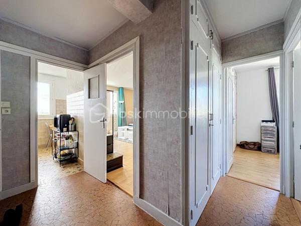 OFFRE D'ACHAT ACCEPTEE
Découvrez cet appartement plein de charme à proximité du CAMPUS 1 de Caen, idéal pour une vie urbaine calme et agréable. Sa localisation parfaite vous offre un accès direct aux commodités, tout en profitant d'une vue dégagée et d'une orientation sud baignée de soleil.

Au dernier étage (4/4) d'une copropriété bien entretenue, cet appartement de 52,53 m² propose 3 pièces, dont 2 chambres confortables. L'intérieur bien agencé, doté d'un séjour accueillant, comprend une salle d'eau moderne, un WC séparé, et une cave pratique. La menuiserie de qualité avec double vitrage assure une isolation parfaite.

Profitez de l'environnement calme sans vis-à-vis, avec un accès facile aux transports en commun (stations COPERNIC, lignes T1, T2) et commerces locaux. Une place de parking complète ce bien rare sur le marché. Un accès sécurisé grâce au digicode.

Copropriété avec 200 lots, charges annuelles de 1800 €. Taxe foncière: 958 €. Mandataire ERIC TIRMAN. Possibilité de vente rapide, à visiter sans tarder !