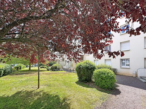 OFFRE D'ACHAT ACCEPTEE
Découvrez cet appartement plein de charme à proximité du CAMPUS 1 de Caen, idéal pour une vie urbaine calme et agréable. Sa localisation parfaite vous offre un accès direct aux commodités, tout en profitant d'une vue dégagée et d'une orientation sud baignée de soleil.

Au dernier étage (4/4) d'une copropriété bien entretenue, cet appartement de 52,53 m² propose 3 pièces, dont 2 chambres confortables. L'intérieur bien agencé, doté d'un séjour accueillant, comprend une salle d'eau moderne, un WC séparé, et une cave pratique. La menuiserie de qualité avec double vitrage assure une isolation parfaite.

Profitez de l'environnement calme sans vis-à-vis, avec un accès facile aux transports en commun (stations COPERNIC, lignes T1, T2) et commerces locaux. Une place de parking complète ce bien rare sur le marché. Un accès sécurisé grâce au digicode.

Copropriété avec 200 lots, charges annuelles de 1800 €. Taxe foncière: 958 €. Mandataire ERIC TIRMAN. Possibilité de vente rapide, à visiter sans tarder !