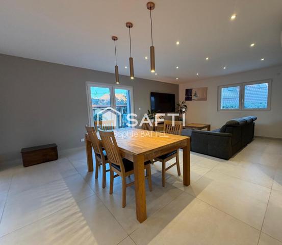 Maison entièrement rénovée, prestations de qualité, aucun travaux intérieurs à prévoir.