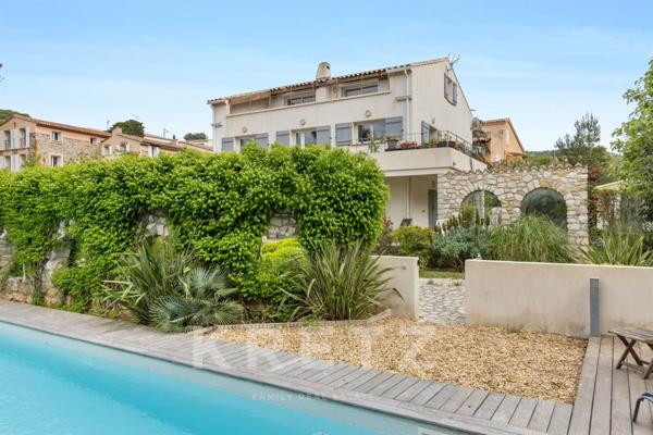 Villa bord de mer et vue mer