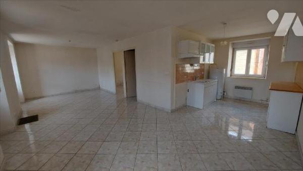 Au coeur de la commune, immeuble à rénover dans sa globalité, proposant 7 logements dont 3 actu...