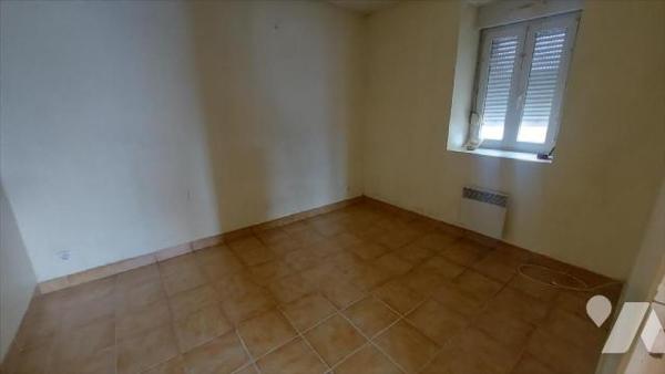 Au coeur de la commune, immeuble à rénover dans sa globalité, proposant 7 logements dont 3 actu...