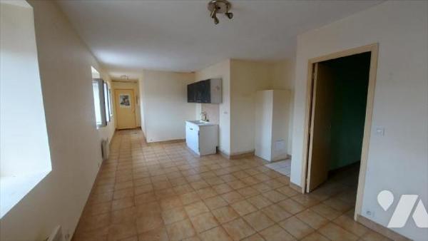 Au coeur de la commune, immeuble à rénover dans sa globalité, proposant 7 logements dont 3 actu...