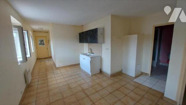 Au coeur de la commune, immeuble à rénover dans sa globalité, proposant 7 logements dont 3 actu...