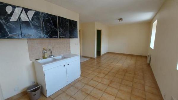 Au coeur de la commune, immeuble à rénover dans sa globalité, proposant 7 logements dont 3 actu...