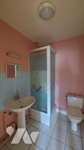 Au coeur de la commune, immeuble à rénover dans sa globalité, proposant 7 logements dont 3 actu...