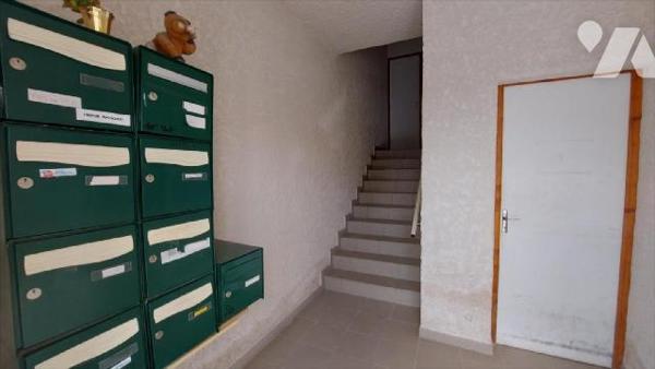 Au coeur de la commune, immeuble à rénover dans sa globalité, proposant 7 logements dont 3 actu...