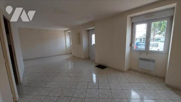 Au coeur de la commune, immeuble à rénover dans sa globalité, proposant 7 logements dont 3 actu...