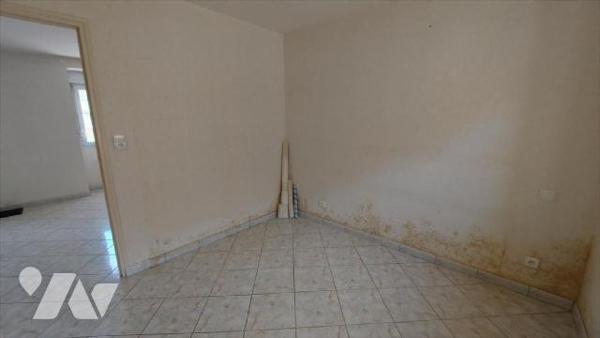 Au coeur de la commune, immeuble à rénover dans sa globalité, proposant 7 logements dont 3 actu...