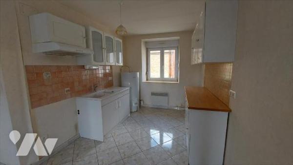 Au coeur de la commune, immeuble à rénover dans sa globalité, proposant 7 logements dont 3 actu...