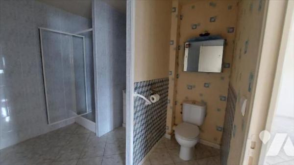 Au coeur de la commune, immeuble à rénover dans sa globalité, proposant 7 logements dont 3 actu...