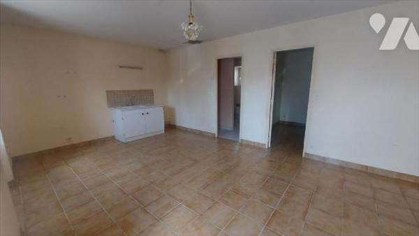 Au coeur de la commune, immeuble à rénover dans sa globalité, proposant 7 logements dont 3 actu...