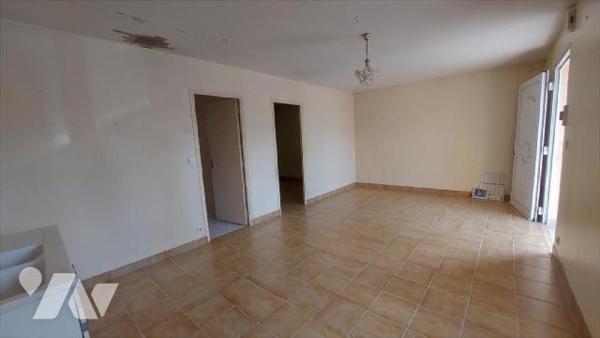 Au coeur de la commune, immeuble à rénover dans sa globalité, proposant 7 logements dont 3 actu...