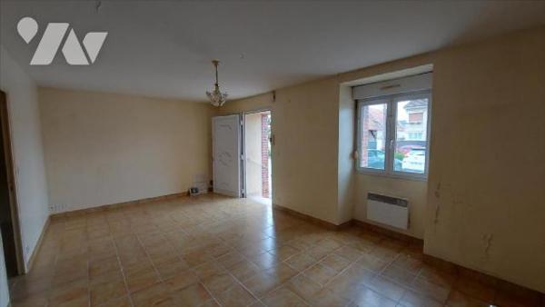 Au coeur de la commune, immeuble à rénover dans sa globalité, proposant 7 logements dont 3 actu...