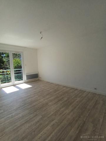 POITIERS entre centre ville et campus, dans une résidence récente T2 de 47.37 m² avec garage fermé.