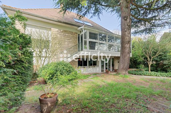 Maison
         9 pièces
        - 224 m² 1 680 000 € *