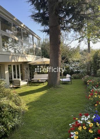 Maison
         9 pièces
        - 224 m² 1 680 000 € *