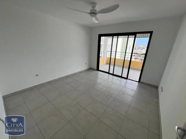 Appartement à louer 3 pièces 63.8m² Saint-Pierre (97410)