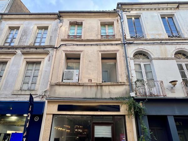 A vendre immeuble de rapport d'environ 176 m² avec local commercial en RDC (emplacement numéro 1) et 2 étages à rénover en appartements. Dans la rue la plus commerçante de Villeneuve sur Lot (23 000 habitants) venez découvrir cet immeuble avec un local co , Villeneuve sur lot