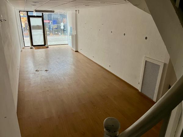 A vendre immeuble de rapport d'environ 176 m² avec local commercial en RDC (emplacement numéro 1) et 2 étages à rénover en appartements. Dans la rue la plus commerçante de Villeneuve sur Lot (23 000 habitants) venez découvrir cet immeuble avec un local co , Villeneuve sur lot