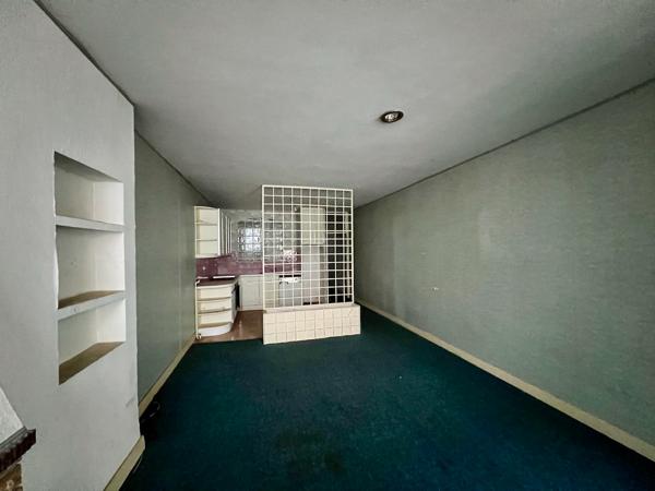 A vendre immeuble de rapport d'environ 176 m² avec local commercial en RDC (emplacement numéro 1) et 2 étages à rénover en appartements. Dans la rue la plus commerçante de Villeneuve sur Lot (23 000 habitants) venez découvrir cet immeuble avec un local co , Villeneuve sur lot