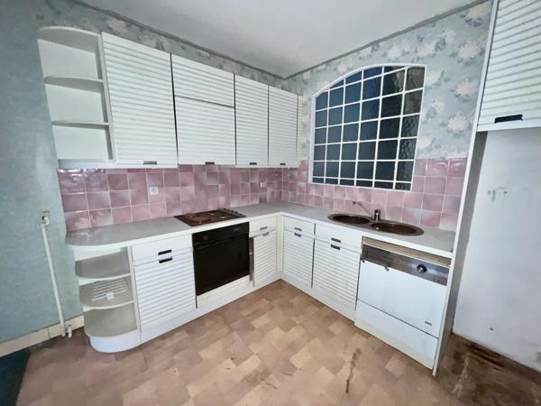 A vendre immeuble de rapport d'environ 176 m² avec local commercial en RDC (emplacement numéro 1) et 2 étages à rénover en appartements. Dans la rue la plus commerçante de Villeneuve sur Lot (23 000 habitants) venez découvrir cet immeuble avec un local co , Villeneuve sur lot