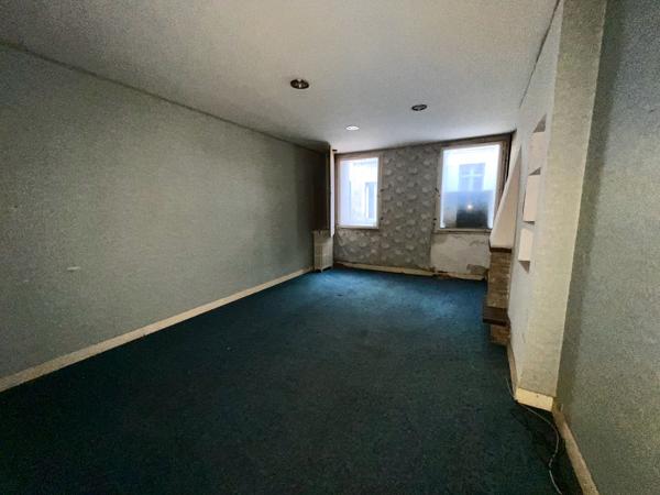 A vendre immeuble de rapport d'environ 176 m² avec local commercial en RDC (emplacement numéro 1) et 2 étages à rénover en appartements. Dans la rue la plus commerçante de Villeneuve sur Lot (23 000 habitants) venez découvrir cet immeuble avec un local co , Villeneuve sur lot