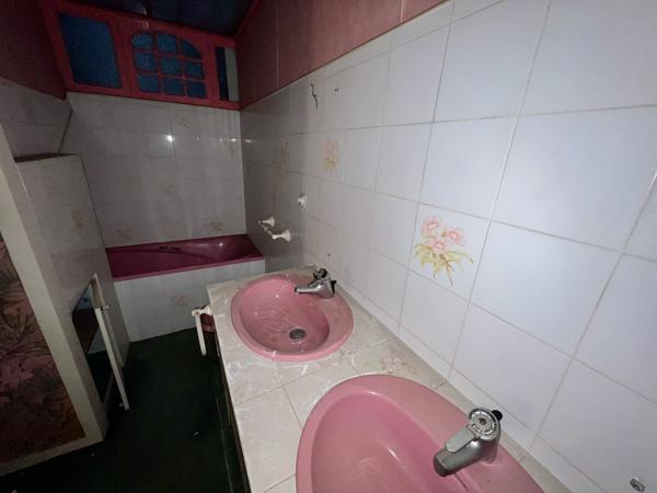 A vendre immeuble de rapport d'environ 176 m² avec local commercial en RDC (emplacement numéro 1) et 2 étages à rénover en appartements. Dans la rue la plus commerçante de Villeneuve sur Lot (23 000 habitants) venez découvrir cet immeuble avec un local co , Villeneuve sur lot