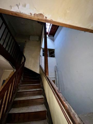 A vendre immeuble de rapport d'environ 176 m² avec local commercial en RDC (emplacement numéro 1) et 2 étages à rénover en appartements. Dans la rue la plus commerçante de Villeneuve sur Lot (23 000 habitants) venez découvrir cet immeuble avec un local co , Villeneuve sur lot