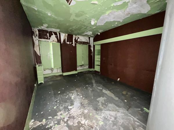 A vendre immeuble de rapport d'environ 176 m² avec local commercial en RDC (emplacement numéro 1) et 2 étages à rénover en appartements. Dans la rue la plus commerçante de Villeneuve sur Lot (23 000 habitants) venez découvrir cet immeuble avec un local co , Villeneuve sur lot