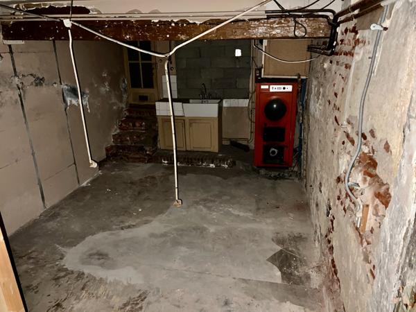 A vendre immeuble de rapport d'environ 176 m² avec local commercial en RDC (emplacement numéro 1) et 2 étages à rénover en appartements. Dans la rue la plus commerçante de Villeneuve sur Lot (23 000 habitants) venez découvrir cet immeuble avec un local co , Villeneuve sur lot