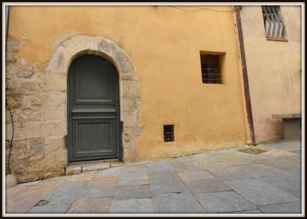 Local/bureau à vendre GRASSE centre historique Place des Soeurs ravalement effectué vidéo disponible format Whatapp